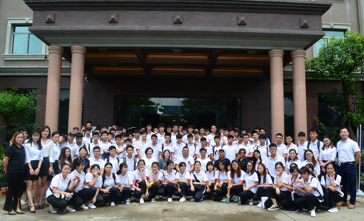 遇見未來的自己，百名莘莘學子走進阿里大師參觀學習