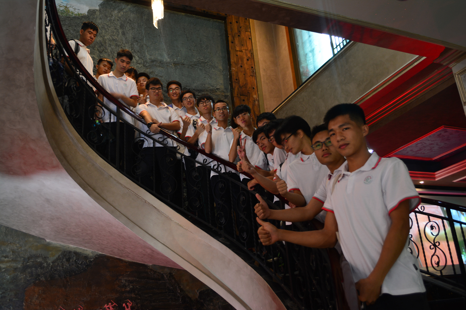 涂料經(jīng)訊：遇見未來的自己，百名莘莘學子走進阿里大師參觀學習