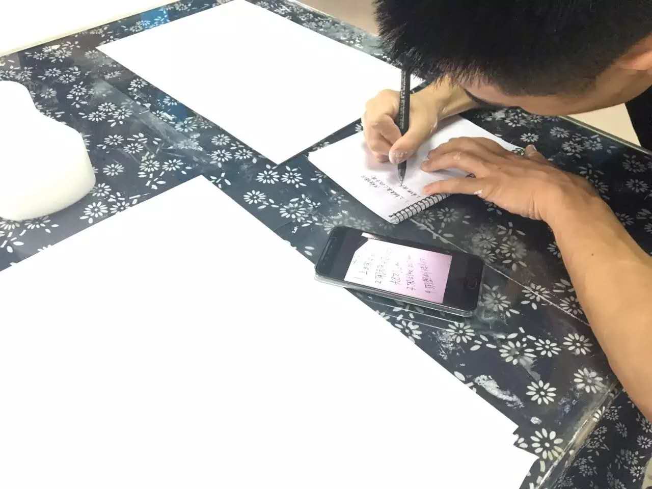 GIOVANNI喬瓦尼藝術(shù)涂料培訓中學員認真做筆記